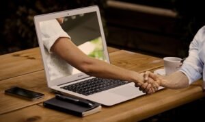 La collaboration avec votre rédacteur de mémoire est virtuelle. Toutefois, vous devez le considérer comme un collaborateur et agir comme tel.